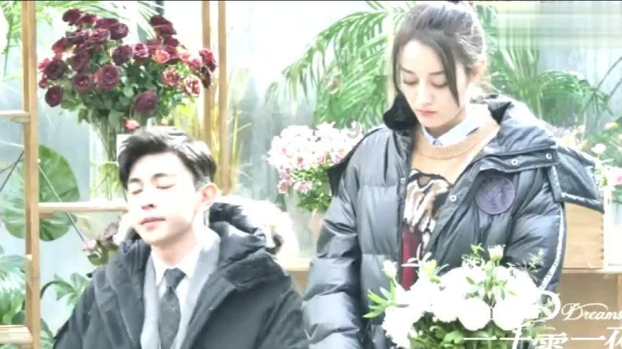 逃离昏暗下的小村